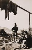 BANG Jette Inuit Vor Einem Trockengestell Mit Fellen, Gronland BANG Jette Inuit Vor Einem Trockengestell Mit Fellen, Gronland