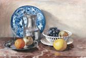 BROEDELET André Victor Leonard Stilleven Met Fruit, Tinnen Klepkan Enblauw-wit Bord BROEDELET André Victor Leonard Stilleven Met Fruit, Tinnen Klepkan Enblauw-wit Bord