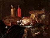 CARO de Giuseppe Violino, Bottiglie, Guantiera Di Dolci, Tavolino Con Bicchieri, Brocca, Libro E Spartito Musicale Su Tavolo Con Tappeto CARO de Giuseppe Violino, Bottiglie, Guantiera Di Dolci, Tavolino Con Bicchieri, Brocca, Libro E Spartito Musicale Su Tavolo Con Tappeto