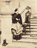 CRAVEN William, 2nd Earl Jeune Femme, Probablement Lady Evelyn Mary Craven Sur Les Marches À Ashdown CRAVEN William, 2nd Earl Jeune Femme, Probablement Lady Evelyn Mary Craven Sur Les Marches À Ashdown