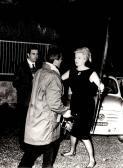 GEPPETTI MARCELLO Anita Ekberh Affronta Con Arco E Frecce Il Fotografo Quinto Felice GEPPETTI MARCELLO Anita Ekberh Affronta Con Arco E Frecce Il Fotografo Quinto Felice