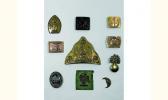PETIT Danielle Croissant De Sous Gorge D Harnachement D Officier De Cavalerie Légère En Bronze Découpé À Profil Humain. Etiquette De La Collection M.k PETIT Danielle Croissant De Sous Gorge D Harnachement D Officier De Cavalerie Légère En Bronze Découpé À Profil Humain. Etiquette De La Collection M.k
