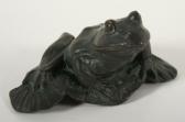 SITZENDER FROSCH Dunkelbraun Patiniert, Kleiner Frosch Auf Einer Plinthe In Form Von Rosenblättern SITZENDER FROSCH Dunkelbraun Patiniert, Kleiner Frosch Auf Einer Plinthe In Form Von Rosenblättern