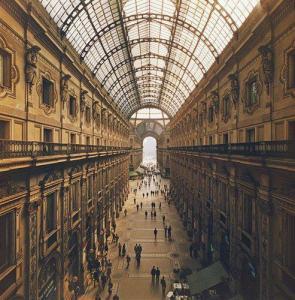 AARONS SLIM 1916-2006,Galleria Vittorio Emanuele II, Milano, Italia,2019,Basezero IT 2024-04-18