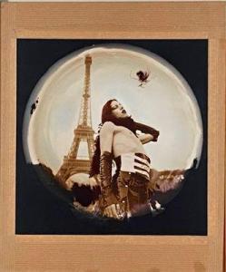 ABBOU Jonathan 1967,Sans titre, travesti devant la Tour Eiffel,Hotel des ventes Giraudeau 2022-03-30