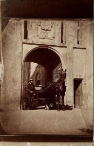AGUADO Olympe,Autoportrait sous le porche du château de Grossouv,1860,Yann Le Mouel 2023-11-14