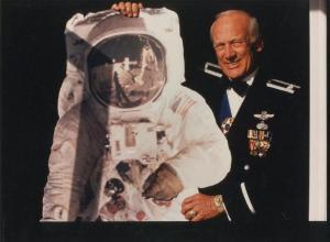 Aldrin Buzz 1930,Portrait avec la reproduction de sa tenue de cosmo,1994,Artprecium FR 2020-07-22