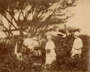 ANONYMOUS,Afrique de l'Est Promenade familiale du Docteur Co,1890,Millon & Associés FR 2016-10-24
