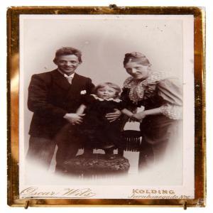 ANONYMOUS,Carl Nielsen and his wife and child,Bruun Rasmussen DK 2014-03-16