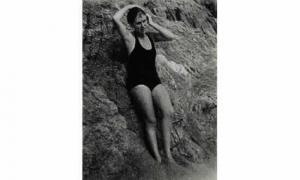 ANONYMOUS,Dora Maar en maillot de bain contre des rochers,1937,Piasa FR 1998-11-20