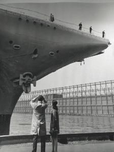 ANONYMOUS,du porte-avions de l'US Navy au mouillage au port,1960,Boisgirard & Associés FR 2012-03-18