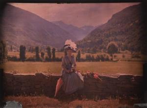 ANONYMOUS,Femme au chapeau, assise sur un muret à la campagne,1917,Millon & Associés FR 2019-06-18