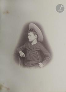 ANONYMOUS,Garçon au chapeau tenant un fusil,1900,Ader FR 2019-06-13