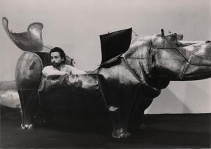 ANONYMOUS,Le sculpteur François-Xavier Lalanne dans sa baign,1979,Yann Le Mouel FR 2017-03-15