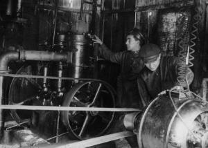 ANONYMOUS,Ouvriers dans une usine,1930,Piasa FR 2011-03-28