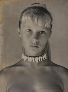 ANONYMOUS,Portrait d\’une jeune fille au collier de coquillage,1950,Etienne de Baecque FR 2019-06-20
