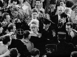 APOTEKER Paul,VIE PRIVEE Brigitte Bardot au milieu d'une foule d,1962,Yann Le Mouel FR 2021-05-05