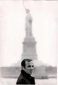 AZNAVOUR Charles,Charles Aznavour posant devant la statue de La Lib,1950,Morand FR 2019-11-13