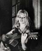 BARTHET Jean,Brigitte Bardot à la guitare, la Madrague, Saint-T,1960,Yann Le Mouel 2023-11-14