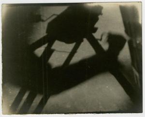 BERNARD raymond,L'ombre de Raymond Bernard actionnant la manivel,1920,Binoche et Giquello 2009-12-10