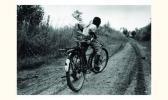 BLESDALE MARCUS,Congo Est, 23 Un enfant - soldat retourne en vélo à sa base,Ader FR 2006-03-19