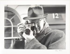 BOWN Jane 1925-2014,Henri Cartier-Bresson with Leica M3,1957,Gilding's GB 2020-09-22