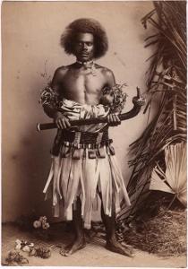 BURTON Marjorie E,Guerrier fidjien en tenue de cérémonie avec arme,c.1890,Yann Le Mouel 2017-06-14