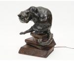 Carrit Jean 1898,lamp of a bronze cat perched atop a wooden stack o,Wiederseim US 2022-02-12