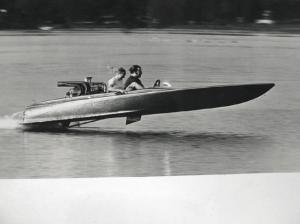 DICKINSON Dick,d'un speed-boat en pleine vitesse à Palma Sola ,1976,Boisgirard & Associés 2012-03-18