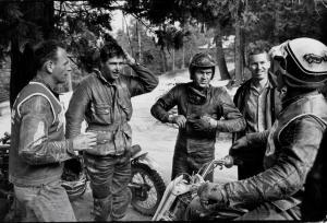 Dominis John,Steve Mc Queen et Bud Ekins avec leur Triumph lors,1963,Yann Le Mouel 2023-04-13