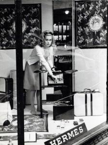 DOUMIC Philippe R,Catherine Deneuve dans la vitrine d'Hermès du 24 F,1960,Yann Le Mouel 2020-11-19