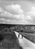 DUMAS Nora 1890-1979,Deux jeunes cyclistes,1935,Chayette et Cheval FR 2011-03-21