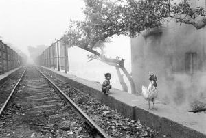 dussaud georges 1934,LA PETITE FILLE AU COQ Inde Calcutta West Bengal,1993,Massol FR 2009-04-06
