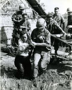 EGGLESTON Charles 1945-1968,Soldats américains évacuant des vietnamie,1967,Baron Ribeyre & Associés 2016-02-22