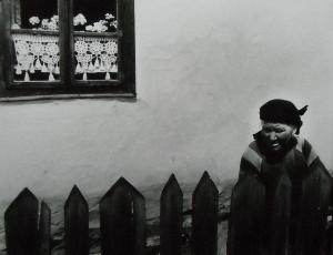 ENDRODI Peter 1951,Fejkendős asszony háza előtt,1987,Feny Gallery HU 2014-03-05