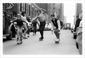 EPPRIDGE BILL 1938-2013,Écoliers faisant du skateboard dans les rues de ,1965,Cornette de Saint Cyr 2022-09-22