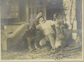 FRERES Manuel,Portrait de Maurice Chevalier entouré de deux chiens,Kahn & Associes FR 2021-11-21