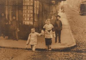GENTHE Arnold 1869-1942,Untitled (Children at street corner, Chinatown,),1900,Hindman US 2023-10-19