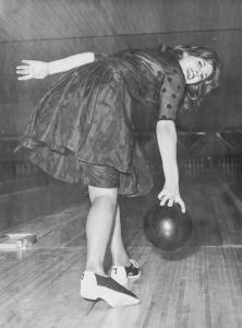 GEPPETTI MARCELLO,Sandra Milo all'inaugurazione del bowling di Roma,1961,Finarte 2022-09-12