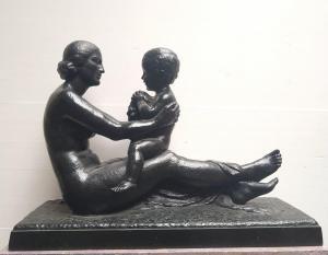 GIBERT Lucien 1904-1988,une jeune femme tenant son enfant sur les genoux,Adjug'art FR 2023-07-26