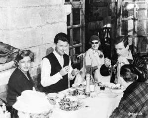 GOMOT Jaques 1900-1900,Simone Signoret et Yves Montant à table à la ,Cannes encheres, Appay-Debussy 2021-12-18