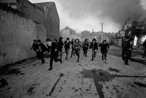 HAMILL Brian 1946,TEENS RUNNING FROM BRITISH SOLDIERS, DERRY, NORTHE,1972,Sotheby's GB 2018-10-03