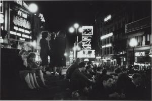 HARDY Bert 1913-1995,Piccadilly Circus (On the Steps of Eros),1953,Sotheby's GB 2022-09-15