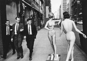 HEYMAN Ken 1930-2019,Men walking past mannequins, Madison Avenue, New Y,1965,Finarte IT 2022-06-23