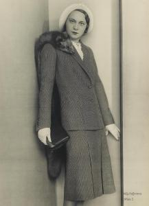 HOFFMANN Kitty 1925-1960,2 Fashion shots,1930,Palais Dorotheum AT 2013-04-26