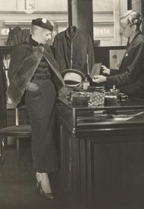 HOINKIS Ewald 1897-1960,Lady at the Gentleman's Outfitter,1934,Villa Grisebach DE 2021-10-03