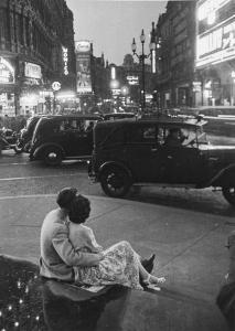 HOPKINS Thurston 1913-2014,On the steps of Eros. Piccadilly Circus,1952,Finarte IT 2023-10-11