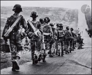 KENNERLY David Hume 1947,Into hell. South Vietnamese Airborne troops advanc,1972,Ader FR 2022-11-10
