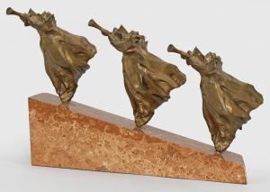 KISS LENKE R 1926-2000,Gruppe mit drei Posaune blasenden Engeln Bronze,Schloss DE 2017-09-02