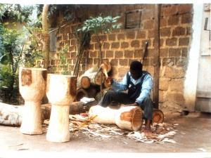 KOKOROKO KUDZOVI,Le sculpteur: le debut de la fabrication du tam-ta,1999,Mecenate Aste IT 2015-07-08